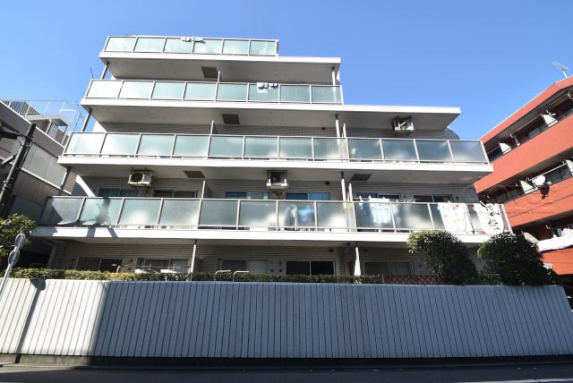 【外観】 | 吉祥寺ビューハイツ | 青空によく映える建物です。手入れの行き届いた外壁やマンション正面エントランスなど、綺麗な姿をぜひ一度、現地にてご覧ください。～即日のご見学可能～　お問合せはお気軽にどうぞ。
