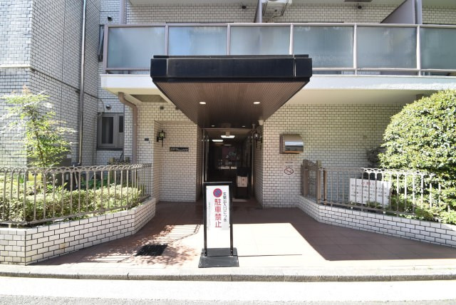 【エントランス】 | 吉祥寺ビューハイツ | オートロックを備えた、マンションのエントランス。やはりセキュリティの観点は欠かすことができません。皆様を“安全”に送り出し、出迎えてくれます。～即日のご見学可能～　お問合せはお気軽にどうぞ。
