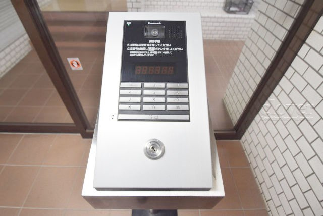 【防犯設備】 | 吉祥寺ビューハイツ | モニター（カメラ）付きのオートロックが備えられています。建物のセキュリティ能力の高さは、欠かすことのできないチェックポイントになります。～即日のご見学可能～　お問合せはお気軽にどうぞ。
