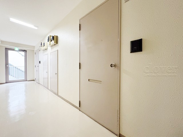 【その他共用部分】 | 吉祥寺ビューハイツ | 皆様をお迎えする、お部屋の玄関ドア。開けやすさや開放角度、ドアノブの操作しやすさや鍵の形状などを、現地で一度ご確認ください。～即日のご見学可能～　お問合せはお気軽にどうぞ。
