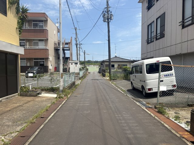 植田町南町二丁目 中古一戸建ての前面道路含む現地写真