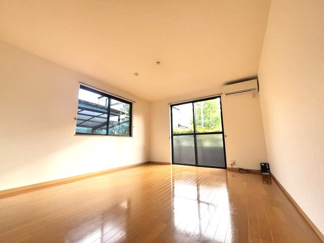 二面採光の広い室内★