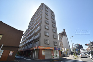 【外観】 | 青空によく映える建物です。手入れの行き届いた外壁やマンション正面エントランスなど、綺麗な姿をぜひ一度、現地にてご覧ください。～即日のご見学可能～　お問合せはお気軽にどうぞ。
