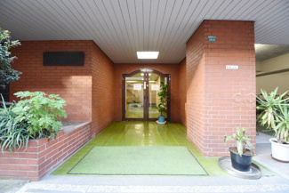 【エントランス】 | お客様を、そして住人を出迎えてくれるマンションのエントランス。ゴミが落ちていないことからも、管理状態の良さや住民の節度の高さが見て取れます。～即日のご見学可能～　お問合せはお気軽にどうぞ。
