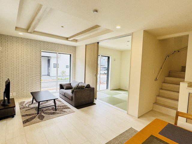 八王子市　石川町　新築一戸建ての居間・リビング|～17.75帖の明るいLDKで、家族団欒の時間をお過ごしいただけます～