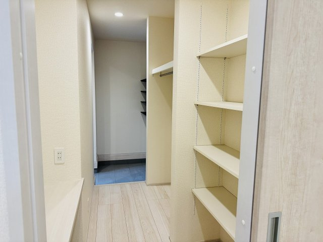 八王子市　石川町　新築一戸建ての収納|～キッチン横のパントリーから玄関へ通り抜けが出来る仕様です～
