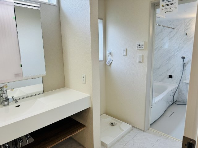 八王子市　石川町　新築一戸建ての脱衣所|～窓付きで明るい洗面所　換気もしやすいです～