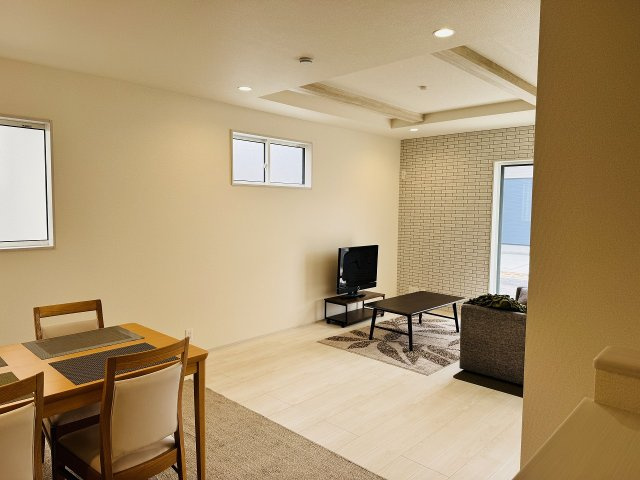 八王子市　石川町　新築一戸建ての居間・リビング|～17.75帖の明るいLDKで、家族団欒の時間をお過ごしいただけます～
