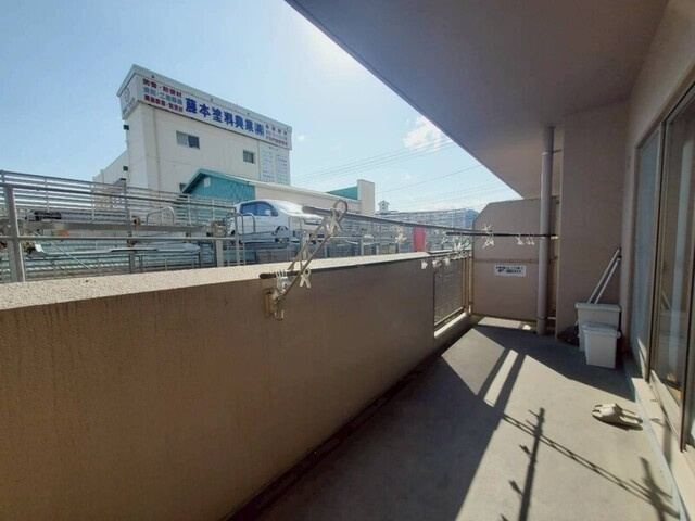 「車要らずの生活が可能」高知市桟橋通3丁目アルファステイツ桟橋通り3　中古マンションのバルコニー|開放的な眺望が広がる、お洗濯も快適なバルコニー♪