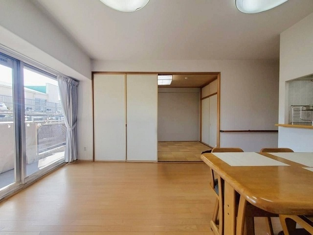 「車要らずの生活が可能」高知市桟橋通3丁目アルファステイツ桟橋通り3　中古マンションの居間・リビング|家族が集うLDKは隣の和室を開放すればさらに広々空間に♪