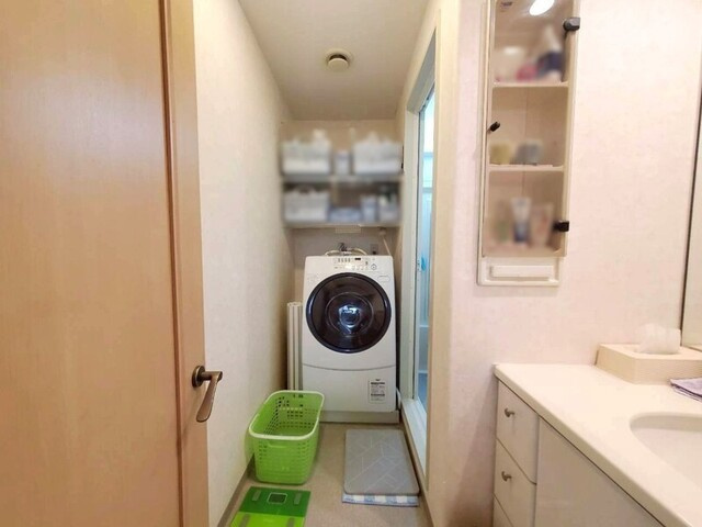 「車要らずの生活が可能」高知市桟橋通3丁目アルファステイツ桟橋通り3　中古マンションの洗面所|家事動線がスムーズな洗面室。