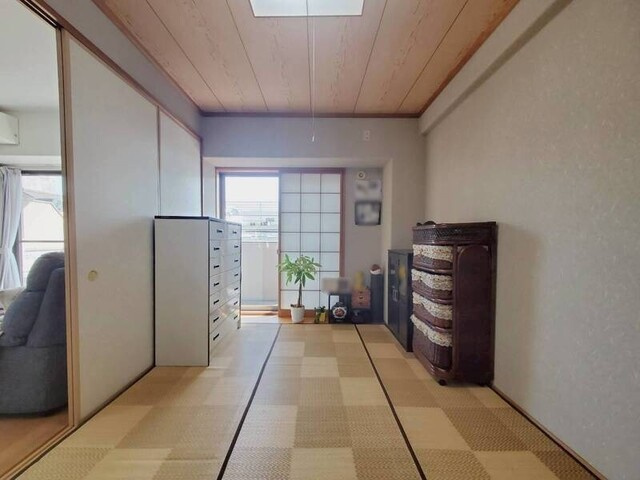 「車要らずの生活が可能」高知市桟橋通3丁目アルファステイツ桟橋通り3　中古マンションの和室|心地よい光が差し込む、広々とした和みの畳空間。