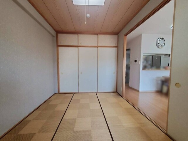 「車要らずの生活が可能」高知市桟橋通3丁目アルファステイツ桟橋通り3　中古マンションの和室|布団や季節物の収納に便利な大容量の押入れスペース完備！