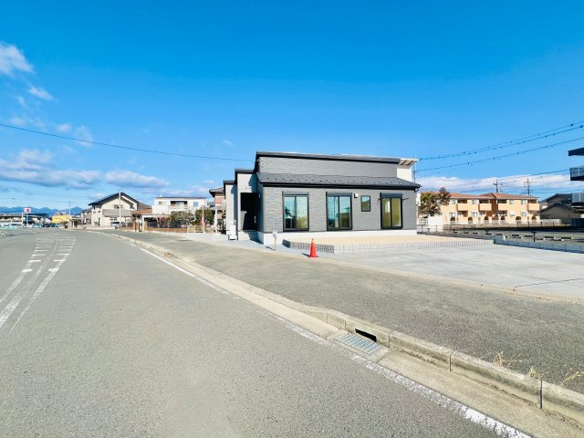 高崎市下之城町の前面道路含む現地写真|間口も広く駐車が苦手な方にもおススメ♪