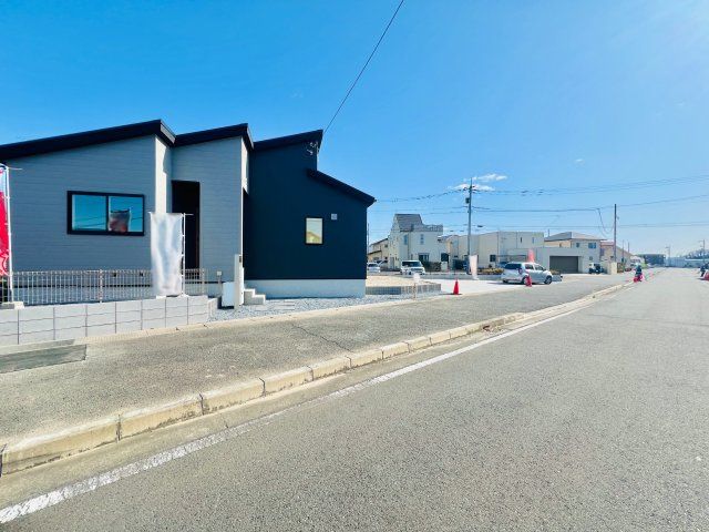 高崎市下之城町の前面道路含む現地写真|前面道路広々で駐車も楽々♪