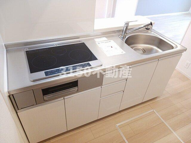 マーベリ・フィールドＡのキッチン|コンパクトなキッチンで掃除もラクラク