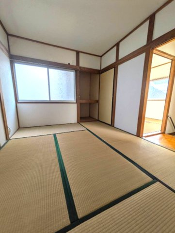 蓬川町の和室|バルコニー面した和室は採光・通風に優れた心地よい空間です。
