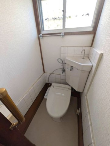 蓬川町のトイレ|窓があるトイレは、明るく換気も安心
