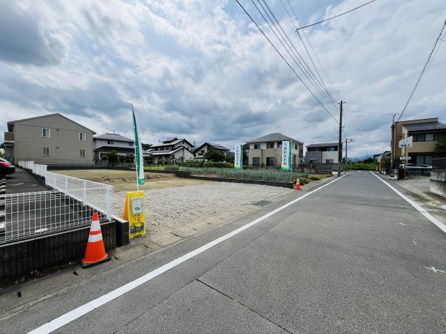【前面道路含む現地写真】 | 【八千代町第11期　現地外観】
※令和８年7月時点