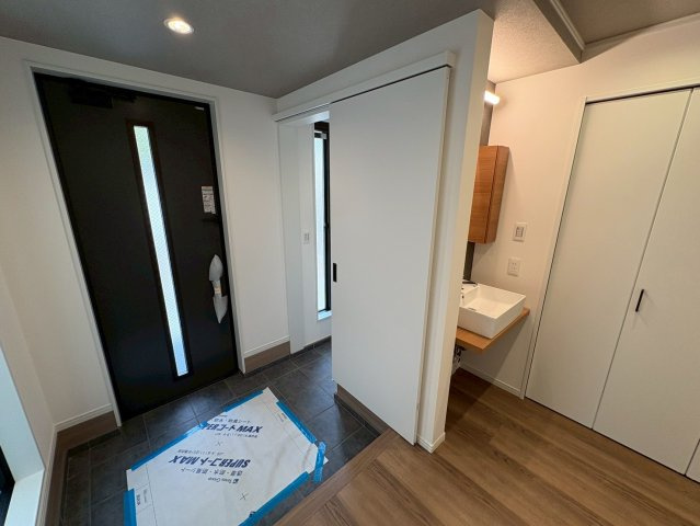 垂水区舞子台１丁目　新築戸建ての玄関|収納もある玄関です