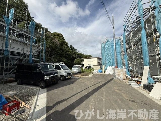 藤沢市城南２丁目　　新築戸建　全７棟の前面道路含む現地写真|6月8日撮影　建築中　現地外観