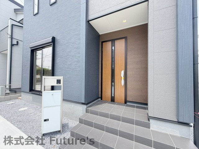 三郷市戸ケ崎3丁目　新築戸建　全10棟　9号棟のエントランス|不在時に便利な宅配BOX完備