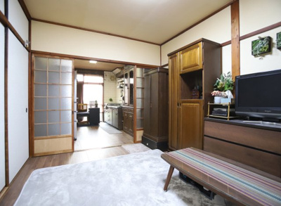 【洋室】 | 宇治市広野町丸山　中古戸建 | 【広野町丸山69-10】こちらは向かって左側にある戸建です。1階部分の洋室6帖と奥にはDK6帖があります。