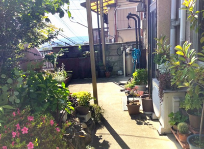 【庭】 | 宇治市広野町丸山　中古戸建 | 玄関先にはガーデニングなどが楽しめるスペースがあります。