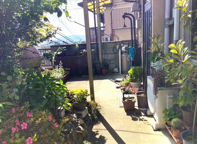 【庭】 | 宇治市広野町丸山　中古戸建 | 玄関先にはガーデニングなどが楽しめるスペースがあります。