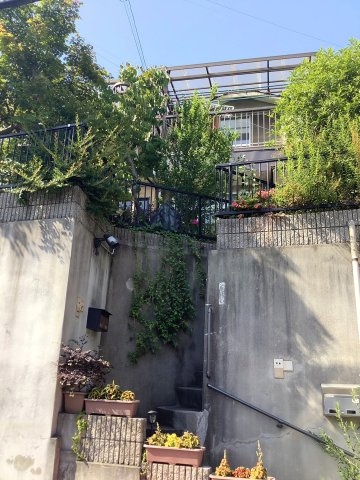 【外観】 | 宇治市広野町丸山　中古戸建 | 児童公園が徒歩2分、保育園＆幼稚園も徒歩5分と子育て世代の方にもおすすめの物件です。