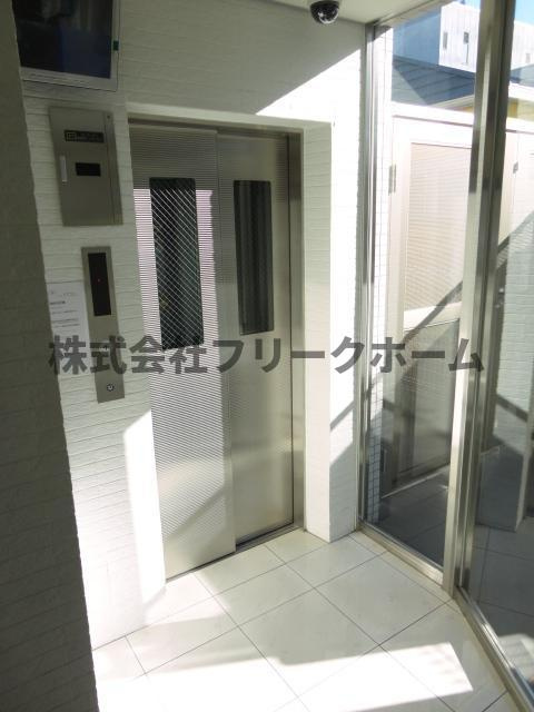 三鷹市下連雀３丁目の賃貸マンションのエントランス