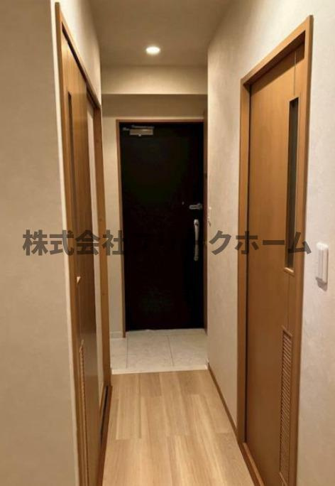 三鷹市下連雀３丁目の賃貸マンションの玄関