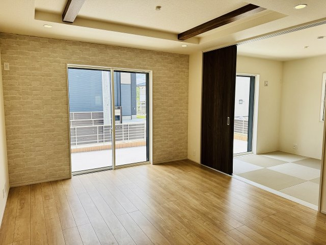 八王子市　石川町　新築一戸建ての居間・リビング|～16.0帖の明るいLDKで、家族団欒の時間をお過ごしいただけます～