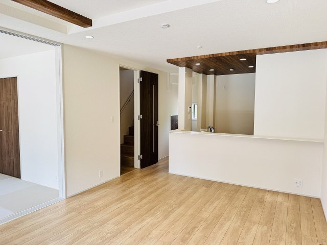 八王子市　石川町　新築一戸建ての居間・リビング|～16.0帖の明るいLDKで、家族団欒の時間をお過ごしいただけます～