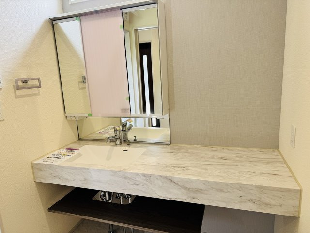 八王子市　石川町　新築一戸建ての独立洗面台|～ワイドカウンタ―付きの独立洗面台　並んで身支度が可能です～