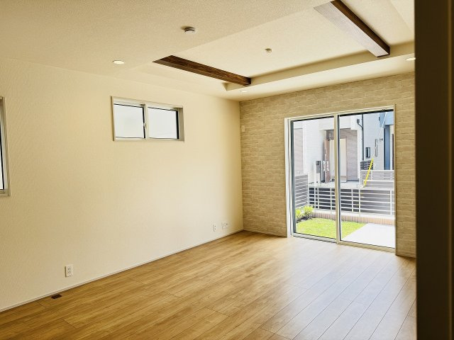八王子市　石川町　新築一戸建ての居間・リビング|～16.0帖の明るいLDKで、家族団欒の時間をお過ごしいただけます～