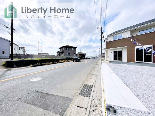 下妻市下妻丙　1号棟　新築戸建の前面道路含む現地写真
