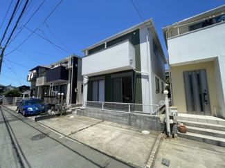 【外観】 | 茅ヶ崎市菱沼１丁目１棟☆４ＬＤＫリフォーム中古戸建 | ■駐車場：１台分あり（※車種による）
■道路：南側約3.9ｍ公道（接道間口約7.3ｍ）