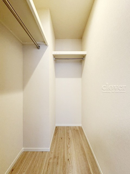 【収納】 | アデッソ新宿若松町 | 洋室1　ウォークインクローゼット内部の様子。空間が広く、たっぷりとした収納力が、一枚の写真からも伝わってきます。～即日のご見学可能～　お問合せはお気軽にどうぞ。