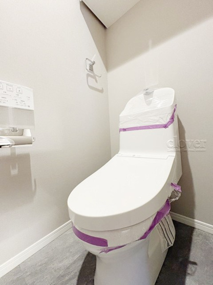 【トイレ】 | アデッソ新宿若松町 | 温水洗浄便座付き　トイレはもともと個人の領域である自宅の中でも、最もプライベートな空間です。だからこそ、ほしい「落ち着き」がここにあります。～即日のご見学可能～　お問合せはお気軽にどうぞ。