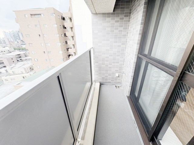 【バルコニー】 | アデッソ新宿若松町 | 南側バルコニーの様子。ここからの眺めが、日々のストレスを発散してくれることでしょう。ちなみにバルコニーは専有部分ではなく「共用部分」の扱いです。～即日のご見学可能～　お問合せはお気軽にどうぞ。