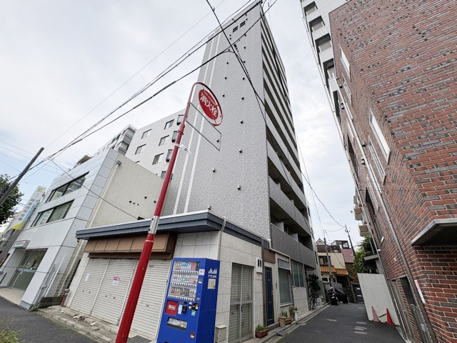 【外観】 | アデッソ新宿若松町 | 手入れの行き届いた外壁やエントランスなど、「見ればわかる」レベルで清潔感を保ったマンションです。築年数を感じさせない姿で皆様をお出迎えします。～即日のご見学可能～　お問合せはお気軽にどうぞ。