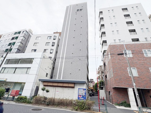 【現況写真】 | アデッソ新宿若松町 | 前面道路と外観の様子です。～即日のご見学可能～　お問合せはお気軽にどうぞ。