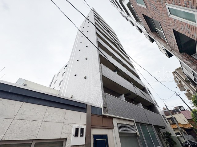 【外観】 | アデッソ新宿若松町 | 手入れの行き届いた外壁やエントランスなど、「見ればわかる」レベルで清潔感を保ったマンションです。築年数を感じさせない姿で皆様をお出迎えします。～即日のご見学可能～　お問合せはお気軽にどうぞ。
