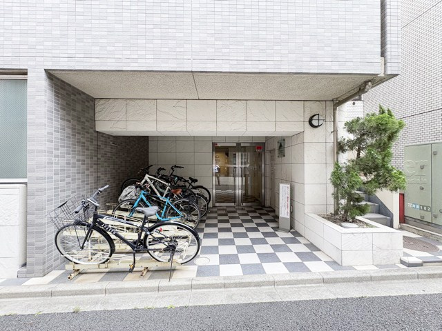 【エントランス】 | アデッソ新宿若松町 | オートロックを備えた、マンションのエントランス。やはりセキュリティの観点は欠かすことができません。皆様を“安全”に送り出し、出迎えてくれます。～即日のご見学可能～　お問合せはお気軽にどうぞ。