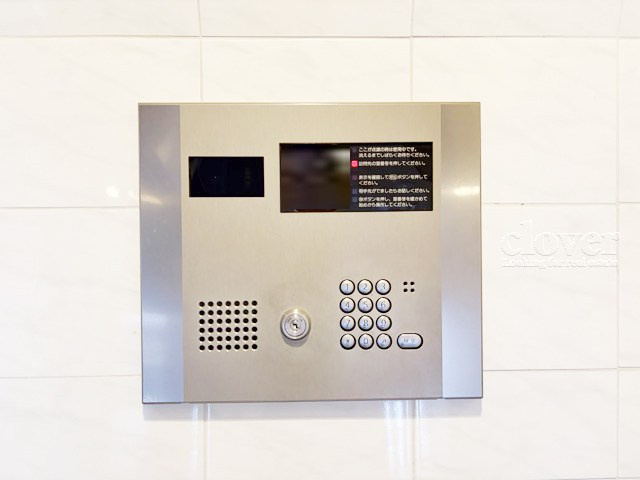 【防犯設備】 | アデッソ新宿若松町 | モニター（カメラ）付きのオートロックが備えられています。建物のセキュリティ能力の高さは、欠かすことのできないチェックポイントになります。～即日のご見学可能～　お問合せはお気軽にどうぞ。