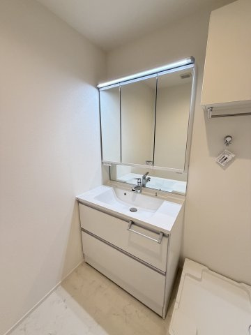 Ｍａｉｓｏｎ　Ｓａｒｋｌａｎｄ　メゾンサークランドの洗面所|★3面鏡の独立洗面台★家具家電付きのお部屋です★