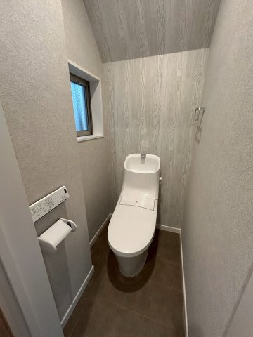 大阪市城東区東中浜2丁目のトイレ|やさしい光に包まれる、生活感のあるトイレ空間。