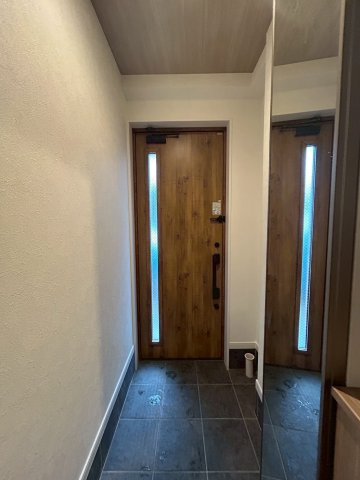 大阪市城東区東中浜2丁目の玄関|大きめ全身鏡付きシューズBOX付きです。