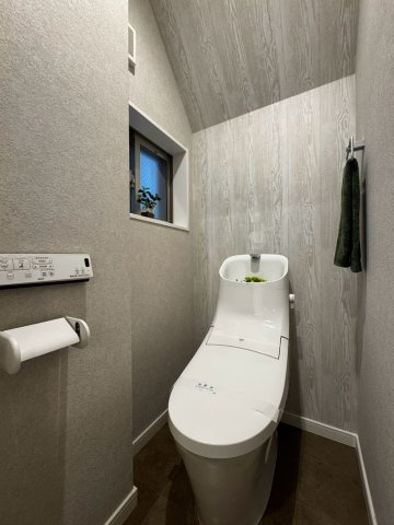 大阪市城東区東中浜2丁目のトイレ|やさしい光に包まれる、生活感のあるトイレ空間。